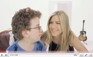 Jennifer Aniston och YouTube-fenomenet Beener Keekee i Smartwaters reklam