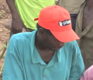 Man i Zimbabwe med GoDaddy-keps